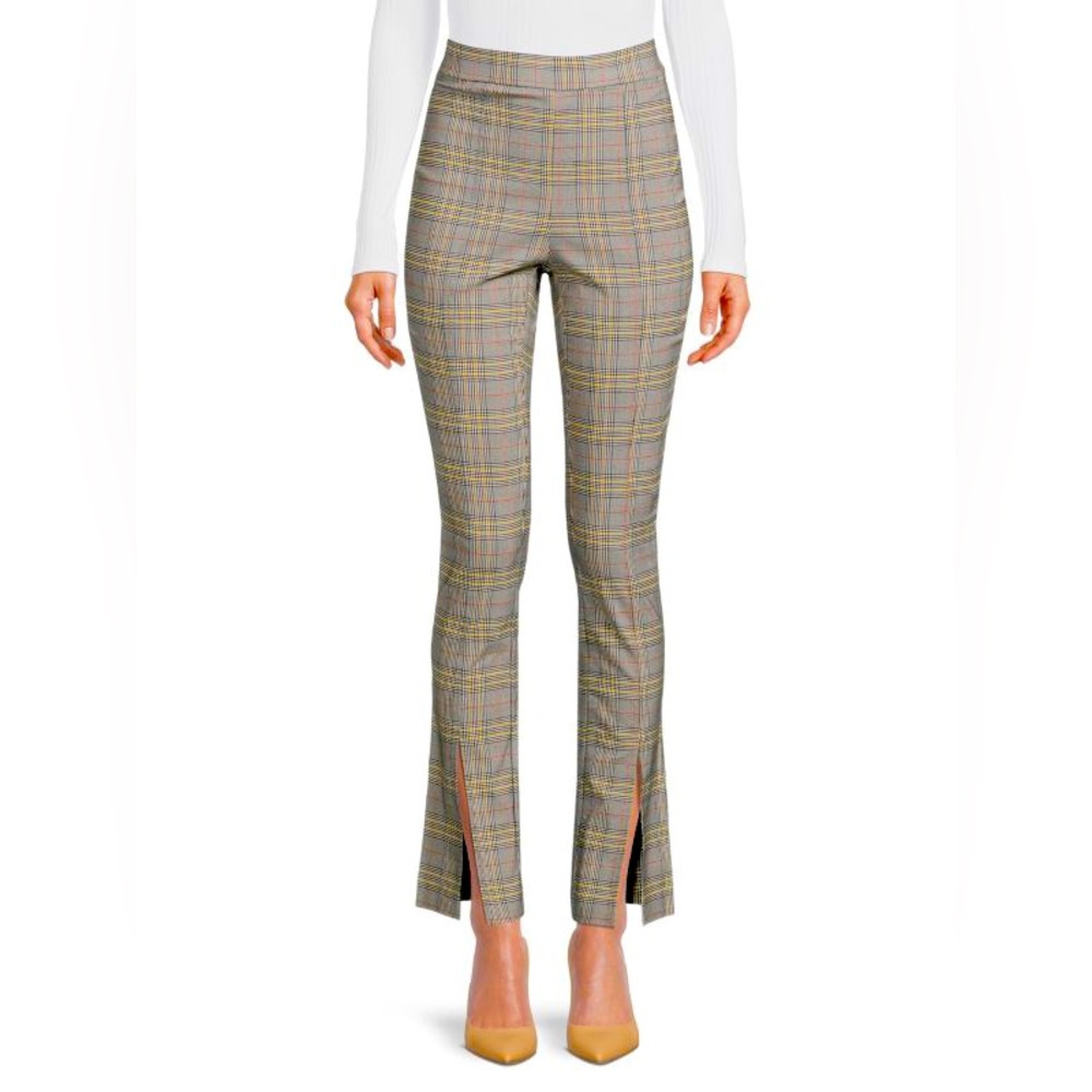 Made from soft stretch fabric, these ankle pants are fitted with slit ankles.